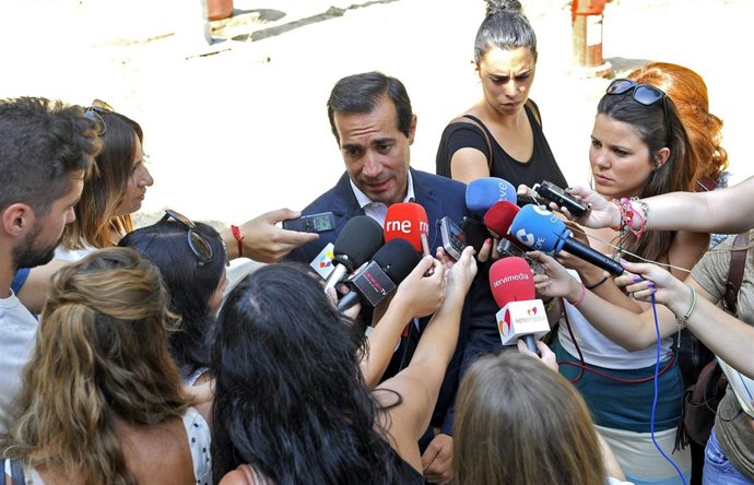 Salvador Victoria atiende a los medios de comunicación