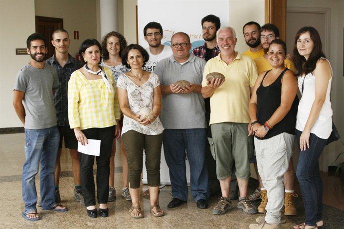 El equipo de paleontólogos muestra el huevo de ratites