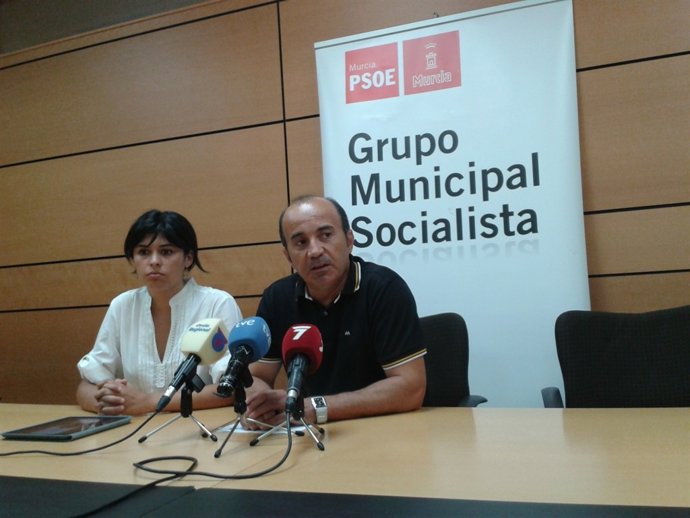 El portavoz del Grupo Socialista, Pedro López, y la concejala Andrea Garríes