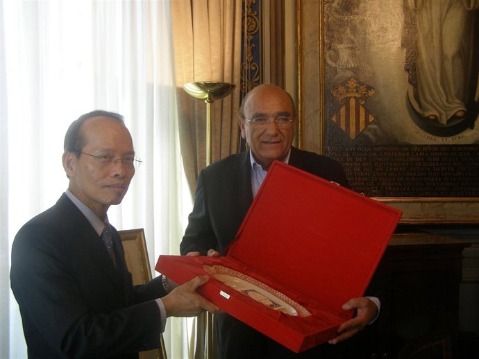 Igual recibe al representante de la Oficina Económica y Cultural de Taipéi   