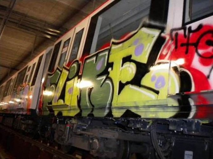 Vagón Del Metro De Barcelona Con Pintadas/Graffitis