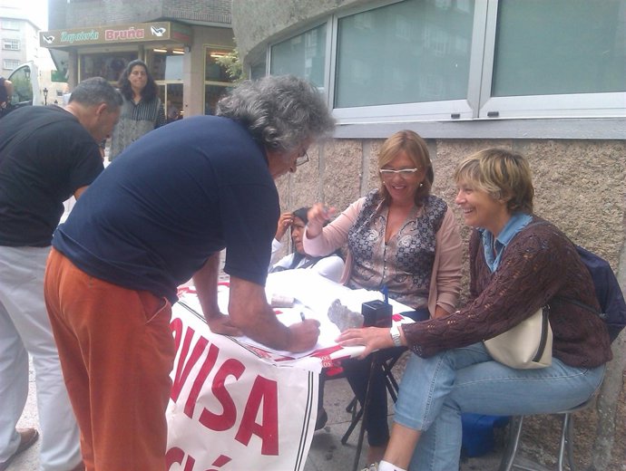 Trabajadores de Povisa recogen firmas en Vigo.