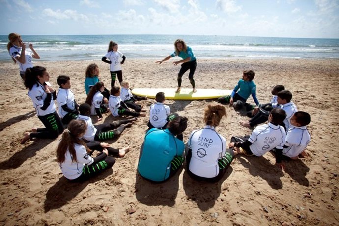 Clase de surf de la ONG Kind Surf