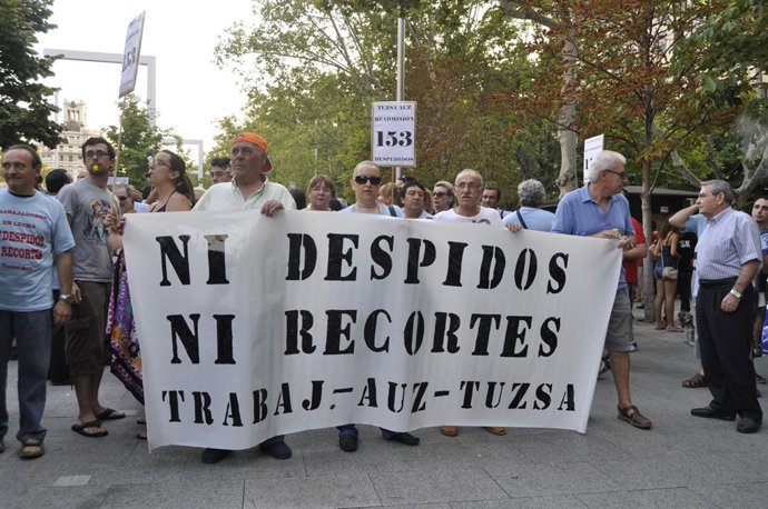 Pancarta de la concentración contra los despidos en AUZ.