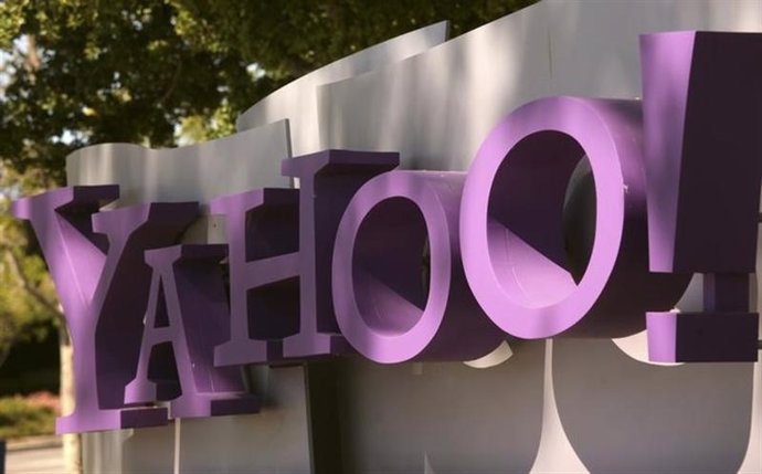 El logo de Yahoo aparece en la sede de la compañía de internet en California. Ar