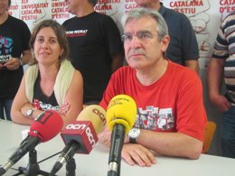 El alcalde de Arenys de Munt, Josep Manel Ximenis, arropado por simpatizantes.