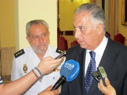 El subdelegado del Gobierno en Huelva, Enrique Pérez Viguera, y el subcomisario.