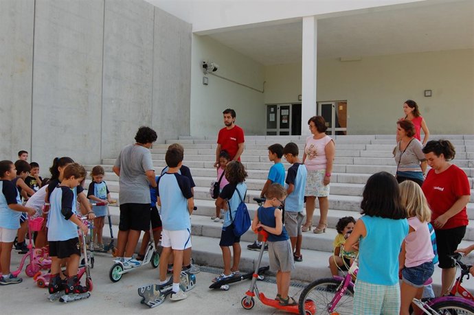Los niños de Alcalá aprenden seguridad vial en esta escuela de verano.