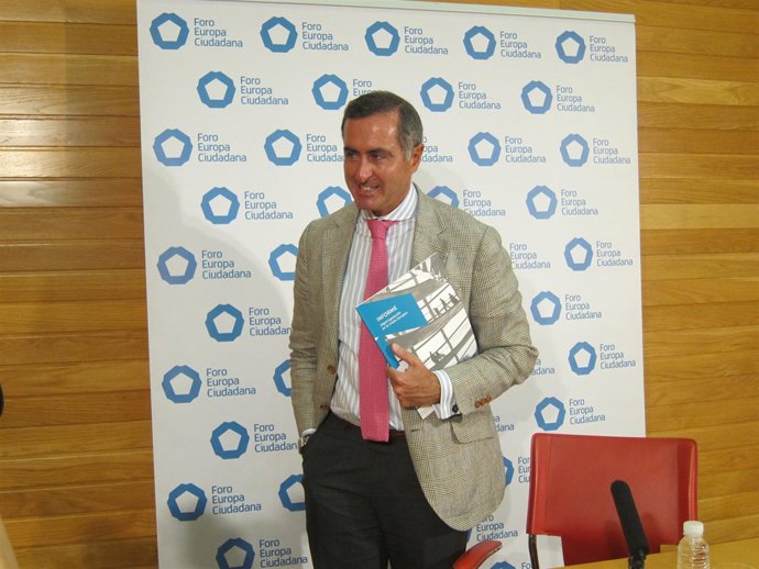 El doctor José Carlos Cano antes de su conferencia sobre hiperregulación europea