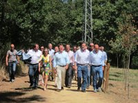 El presidente del Gobierno, arropado por Pastor y Feijóo, pasea por un sendero del Umia en el final de vacaciones