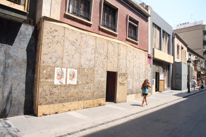Edificios de Paterna protegidos con paneles y enrejados para la 'cordà'.