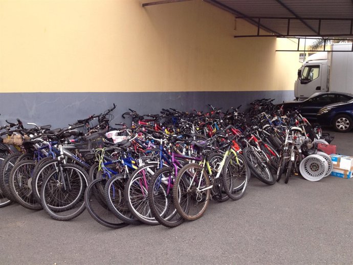 Objetos que los tres detenidos querían enviar a África