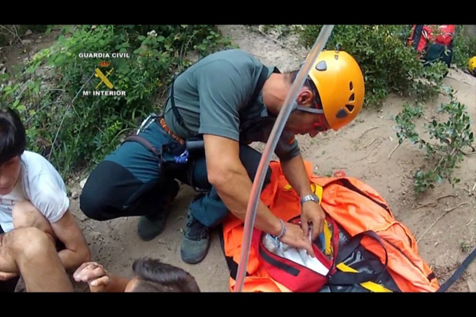 Agente de la Guardia Civil procediendo a un rescate