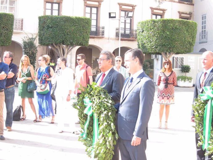 Zoido porta la corona para la ofrenda a 'Los Coloraos'