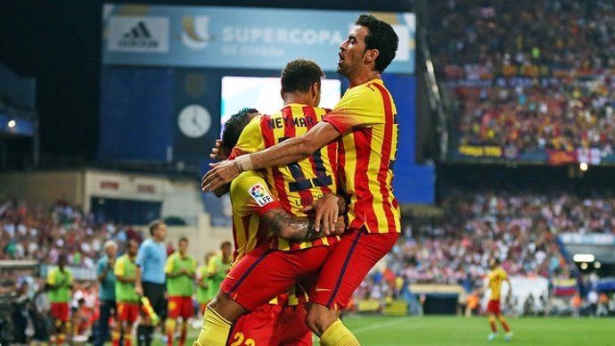 Alves, Busquets y Neymar celebran el gol del Barça en el Vicente Calderón. 