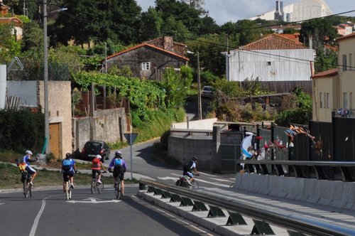 Peregrinos en bici cruzan Angrois en su camino por la Ruta de la Plata