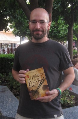 El escritor Antonio Camacho con su primera novela