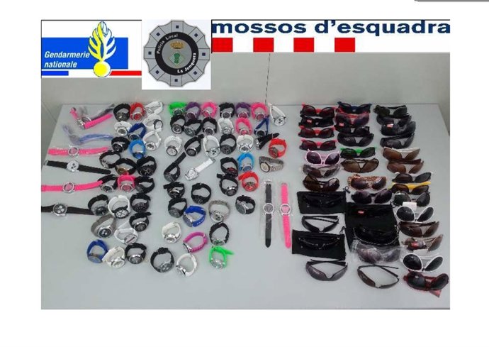 Material intervenido de la venta ambulante en La Junquera