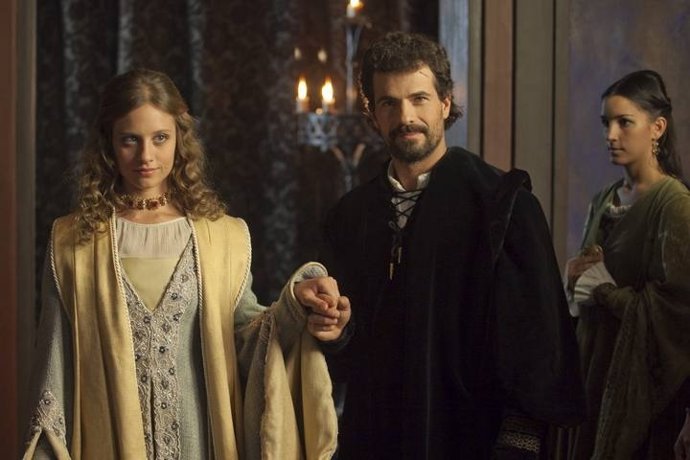 Michelle Jenner y Rodolfo Sancho en 'Isabel'