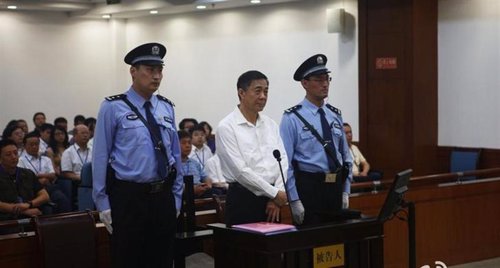 El ex funcionario chino Bo Xilai comparece ante una corte en la ciudad de Jinan.