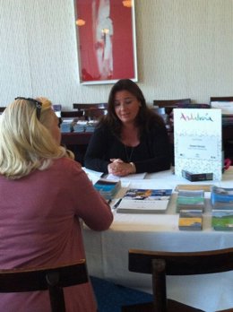 Una de las agentes promociona el destino 'Costa de Almería'
