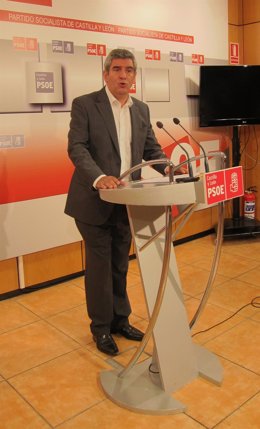 El secretario general del PSCL, Julio Villarrubia