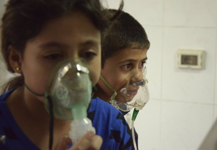 Niños, afectados por lo que activistas denunciaron como un ataque con gas, respi