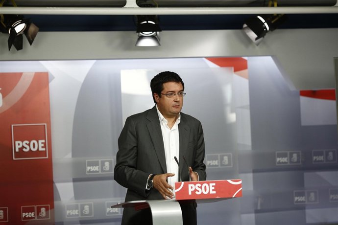 Óscar López en rueda de prensa en Ferraz