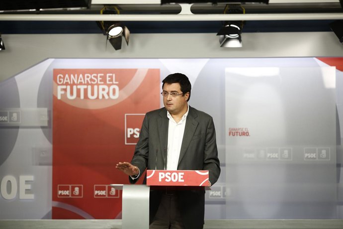 Óscar López en rueda de prensa en Ferraz