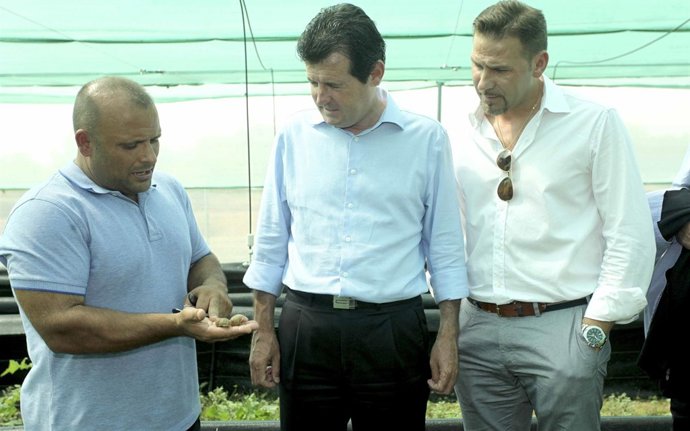 José Císcar (centro) visita la empresa Caracol Levante