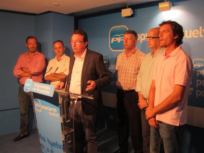 El presidente del PP de Huelva, Manuel Andrés González, y portavoces del Condado