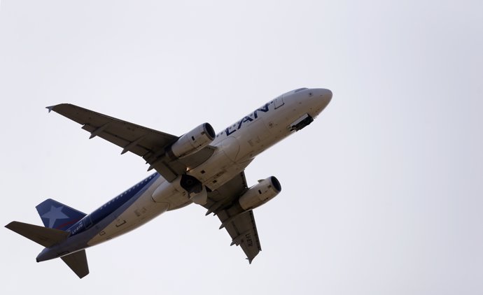 Un avión de la aerolínea LAN tras despegar el aeropuerto Aeroparque Metropolitan