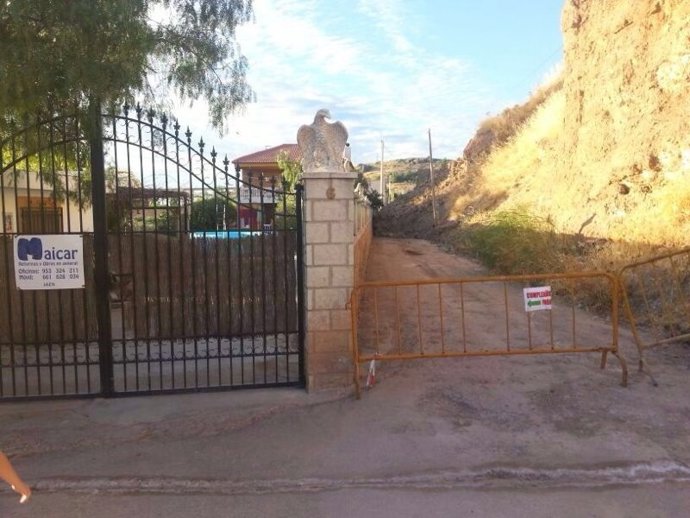 Camino de Fuente del Realejo, cortado por desprendimientos.
