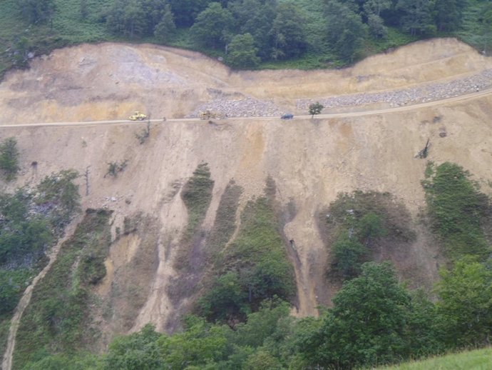 Obras en la pista de Rozadío, en el Parque Natural Saja-Besaya