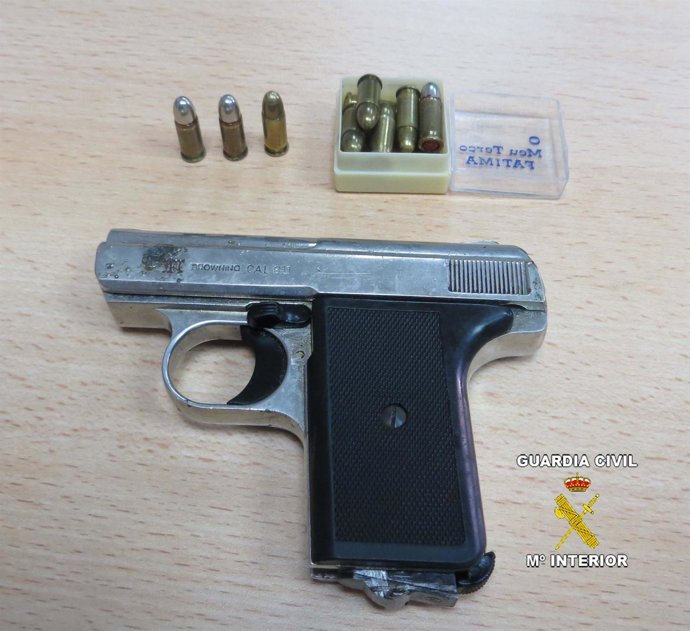 Pistola intervenida al ciudadano portugués detenido.