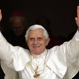El Papa Benedicto XVI saluda tras la homilia del domingo