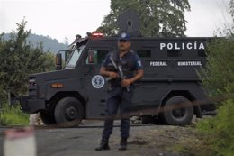Un camión de la Policía Federal Ministerial bloquea la entrada al Parque Ecológi
