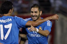Benzema celebra un gol con Arbeloa del Real Madrid
