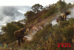 Bomberos trabajando en el incendio de Riba-roja