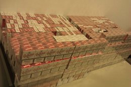Cajetillas de tabaco incautadas a dos viajeros en el aeropuerto de Valladolid