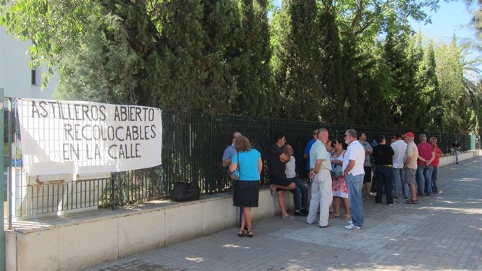 Trabajadores del colectivo de recolocables de astilleros de Huelva se concentran