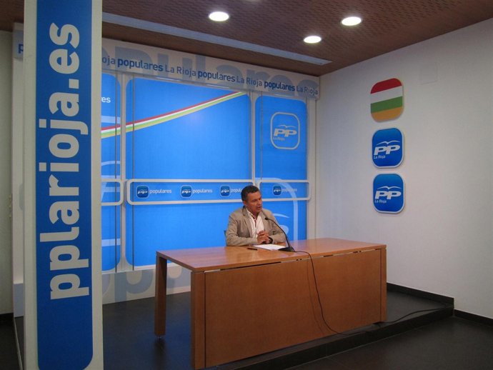 El diputado del PP, Conrado Escobar, analiza datos empleo