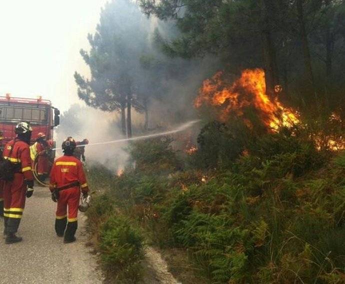 Labores de control del fuego de Oia