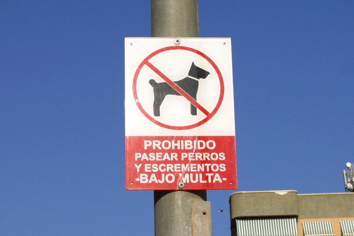 Cartel prohibido pasear excrementos