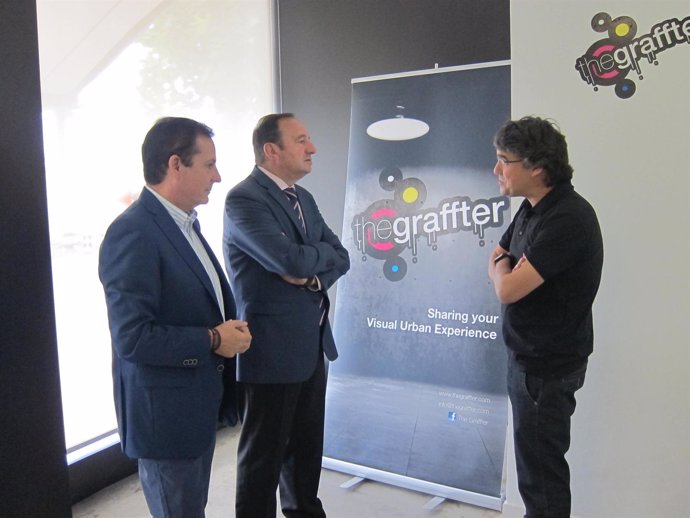 Pedro Sanz y Javier Erro conversan con el responsable de una de las empresas