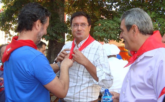 Óscar López y Julio Villarrubia, con el pañuelo de las Fiestas de La Granja
