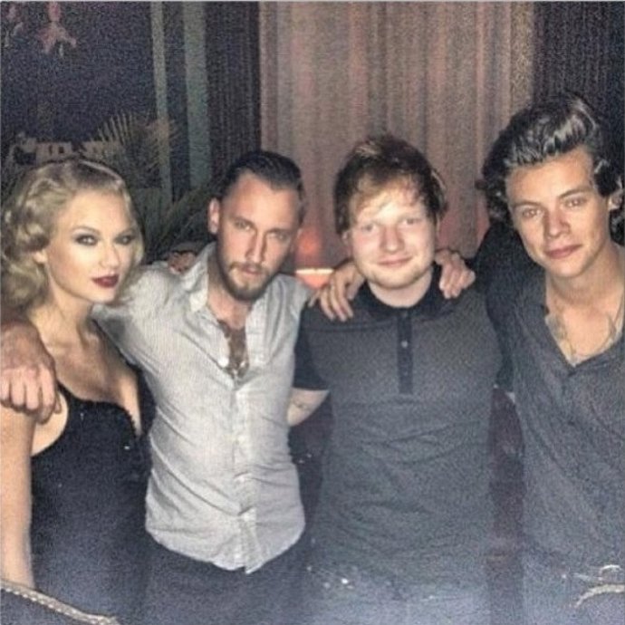 Taylor Swift y Harry Styles juntos en una foto despues de los MTV