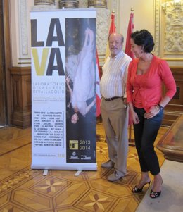 De la Riva y Cantalapiedra ante el cartel de la nueva temporada del LAVA