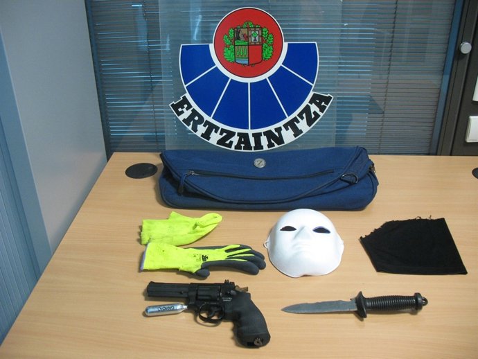 Material usado por los asaltantes a la gasolinera de Derio