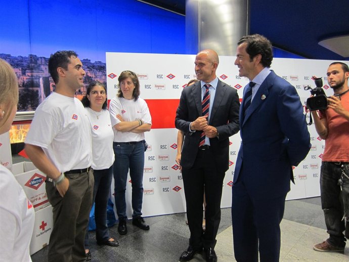 Cavero con  voluntarios de la campaña 'Para que pinten un futuro de colores'